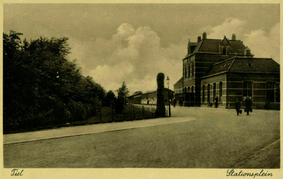 163125 Gezicht op het N.S.-station Tiel te Tiel.