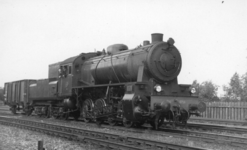 160317 Afbeelding van de stoomlocomotief nr. 4716 (serie 4700) van de N.S. met een goederenwagen te Nunspeet.