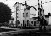 153033 Gezicht op de perronzijde van het N.S.-station Beek-Elslo te Beek.