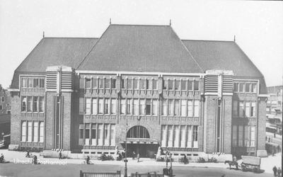 121962 Gezicht op de voorgevel van het Hoofdpostkantoor (Neude 11) te Utrecht.