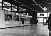 152537 Interieur van de hal met loketten in het N.S.-station Nijmegen te Nijmegen.