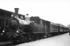 161182 Afbeelding van een stoomlocomotief uit de serie 7100 (nrs. 7111-7125) van de N.S. met een trein naar Coevorden ...