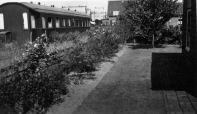 26280 Gezicht op een noodwoning in een spoorwegrijtuig aan het Houtensepad te Utrecht.