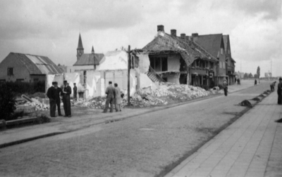 25506 Gezicht op de Soesterweg te Amersfoort, met enkele tijdens de oorlog verwoeste huizen.