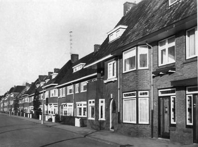 64050 Gezicht op de voorgevels van de huizen Merwedekade 251-lager te Utrecht.