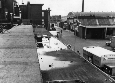 75670 Gezicht op de gebouwen van de Groenten- en Vruchtenveilingen aan de Croeselaan te Utrecht.