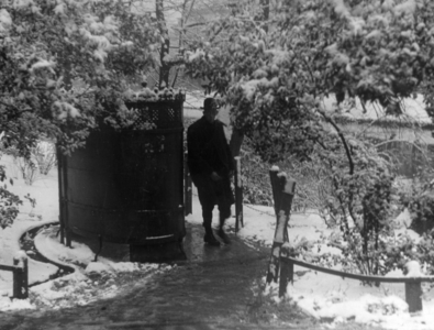 83376 Afbeelding van een gebruiker van het urinoir in een winters Hieronymusplantsoen te Utrecht.