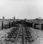 158114 Gezicht op de tijdens de oorlog vernielde spoorbrug over de Baardwijksche Overlaat tussen Waalwijk en Drunen, ...