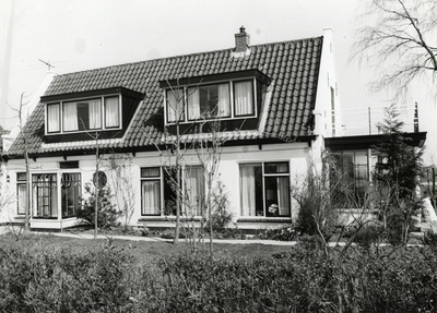 92057 Gezicht op de voorgevel van het huis Binnenweg 9 te Baambrugge (gemeente Abcoude).