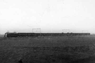 160938 Afbeelding van een trein getrokken door de electrische locomotief nr. 1003 (serie 1000) van de N.S. tussen ...
