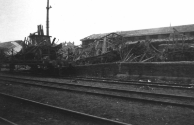 162146 Afbeelding van enkele tijdens het bombardement van 22 februari 1944 vernielde goederenwagens op het emplacement ...