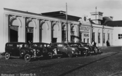 163083 Gezicht op de tijdelijke ingang van het N.S.-station Rotterdam D.P. te Rotterdam, na het bombardement van 14 mei 1940.