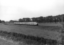 151069 Afbeelding van twee gekoppelde electrisch treinstellen mat. 1964 (plan V) van de N.S. tussen Utrecht en Bunnik.