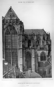 25562 Gezicht op het koor en het zuidertransept van de Domkerk (Domplein) te Utrecht, uit het zuiden.