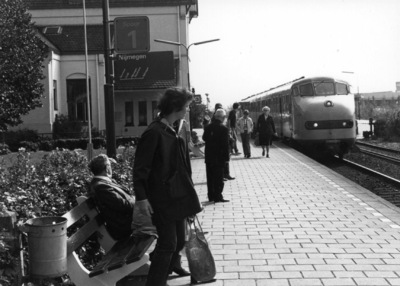 155061 Afbeelding van reizigers op het perron van het N.S.-station Boxmeer te Boxmeer met een naderend ...
