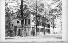 79572 Gezicht op de voor- en zijgevel van het hoofdgebouw van de Rijksveeartsenijschool (Biltstraat I 69) te ...