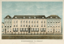 35917 Gezicht op de voorgevel van het Diakonessenhuis aan de Oudegracht (Achter Twijnstraat B 124-128) te Utrecht. In ...