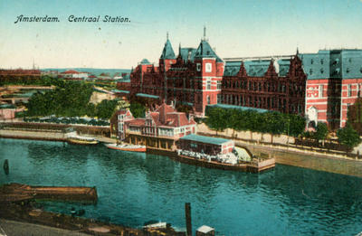 162548 Gezicht op het N.S.-station Amsterdam C.S. te Amsterdam.