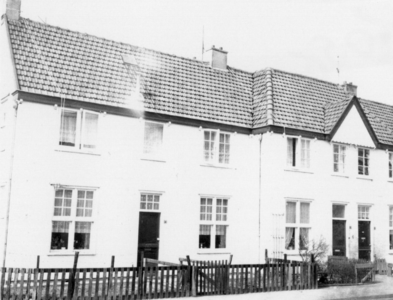 74555 Gezicht op de voorgevels van de huizen Zenithstraat 4 (links) en 6 te Utrecht.