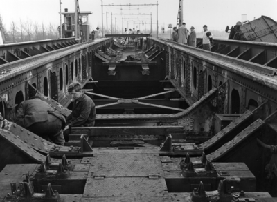 155508 Afbeelding van de herstellingswerkzaamheden aan de Gouwebrug te Gouda na een ontsporing.