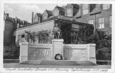 121947 Gezicht op het monument van Prof. F.C. Donders op het Janskerkhof te Utrecht met rechts een gedeelte van het ...