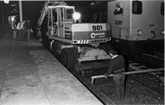 153432 Afbeelding van werkzaamheden aan het spoor in de nacht bij het N.S.-station Eindhoven Beukenlaan te Eindhoven.