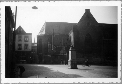 81214 Gezicht op de Geertekerk te Utrecht; met op de voorgrond het Geertekerkhof.