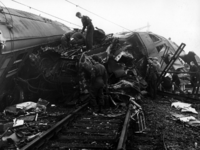 157468 Afbeelding van reddingswerkers op de wrakstukken van de bij de treinramp te Harmelen vernielde rijtuigen van de N.S.