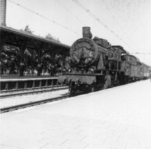 160816 Afbeelding van de stoomlocomotief nr. 56 358 van de D.R.B. (Deutsche Reichsbahn) met een repatriëringstrein op ...