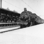 160816 Afbeelding van de stoomlocomotief nr. 56 358 van de D.R.B. (Deutsche Reichsbahn) met een repatriëringstrein op ...