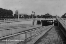 160768 Gezicht op het spoorviaduct aan de Krispijnzijde te Dordrecht.