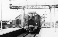 160956 Afbeelding van het motorrijtuig omC 1925 (serie omC 1921-1930) van de N.S. bij binnenkomst op het N.S.-station ...