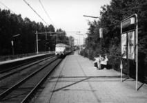 153045 Gezicht op het perron van het N.S.-station Bodegraven te Bodegraven met een electrisch treinstel plan V (mat. 1964)