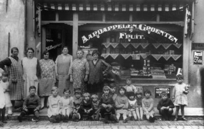 121906 Afbeelding van de groentewinkel N.G. Bergsteijn (Oranjestraat 3) te Utrecht: staand, 4e van links, Barendje Dina ...