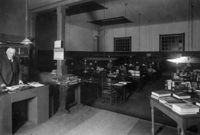 24656 Interieur van het filiaal Sweelinckstraat 18 van de Openbare Leeszaal en Bibliotheek te Utrecht.