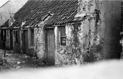 24761 Gezicht op de achterzijden van enkele huizen aan de Vlierstraat te Wijk bij Duurstede.