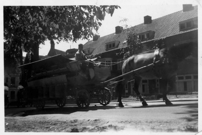 58425 Afbeelding van groenteboer G.J. Jongerius met paard en wagen tijdens het venten van groente op het ...