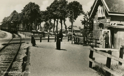 163046 Gezicht op het perron van het N.S.-station Raamsdonksveer te Raamsdonksveer.