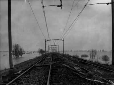 157048 Afbeelding van de overspoelde spoorlijn nabij Moerdijk, na de watersnoodramp.