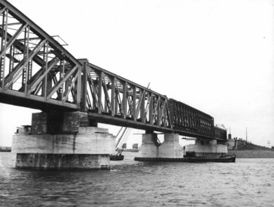 157355 Gezicht op een deel van de spoorbrug over het Hollands Diep bij Moerdijk. De noodbrug bestaat uit delen van ...