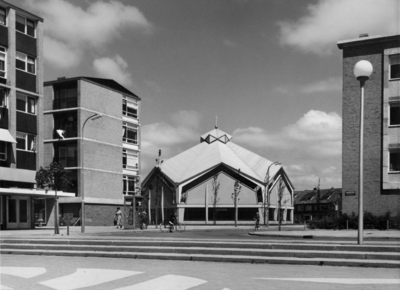 81111 Gezicht op de Pniëlkerk (Lessinglaan 33) te Utrecht, uit het zuidwesten.