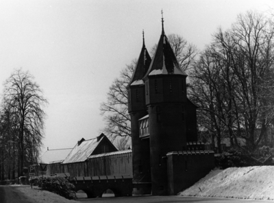 88754 Gezicht over de slotgracht aan de Bochtdijk op de toegangspoort van het Kasteel De Haar (Kasteellaan 1) te ...