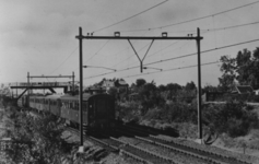 161041 Afbeelding van een electrische trein bestaande uit rijtuigen mat. 1924 ( Blokkendozen ) van de N.S. nabij Hilversum.