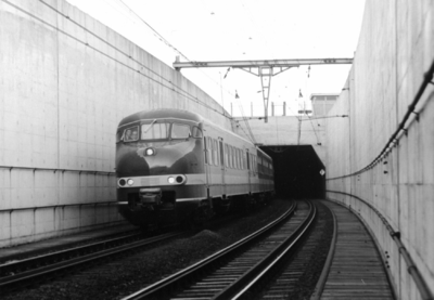 161061 Afbeelding van het electrische treinstel nr. 505 (mat. 1964, plan T) van de N.S. tijdens een persrit in de ...