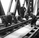 157354 Afbeelding van een aantal werklieden op de spoorbrug over het Hollands Diep bij Moerdijk tijdens de ...