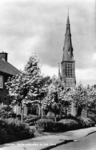 90221 Gezicht op de toren van de R.K. de Sint-Willibrordkerk (Pastoor Ohllaan 34) te Vleuten (gemeente Vleuten-De ...