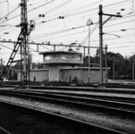 156503 Gezicht op het seinhuis (post T) van de N.S. bij het N.S.-station Amersfoort te Amersfoort.