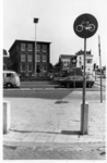 51680 Gezicht op het schoolgebouw Doornboomstraat 3 te Utrecht, vanaf de Amsterdamsestraatweg, met rechts de Weerdsingel W.Z.