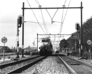 151078 Afbeelding van een electrisch treinstel mat. 1964 (plan V) van de N.S. bij het N.S.-station Deurne te Deurne.