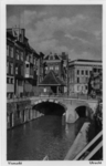 123435 Gezicht op de Vismarkt te Utrecht, op de voorgrond de Kalisbrug en op de achtergrond een gedeelte van het Stadhuis.